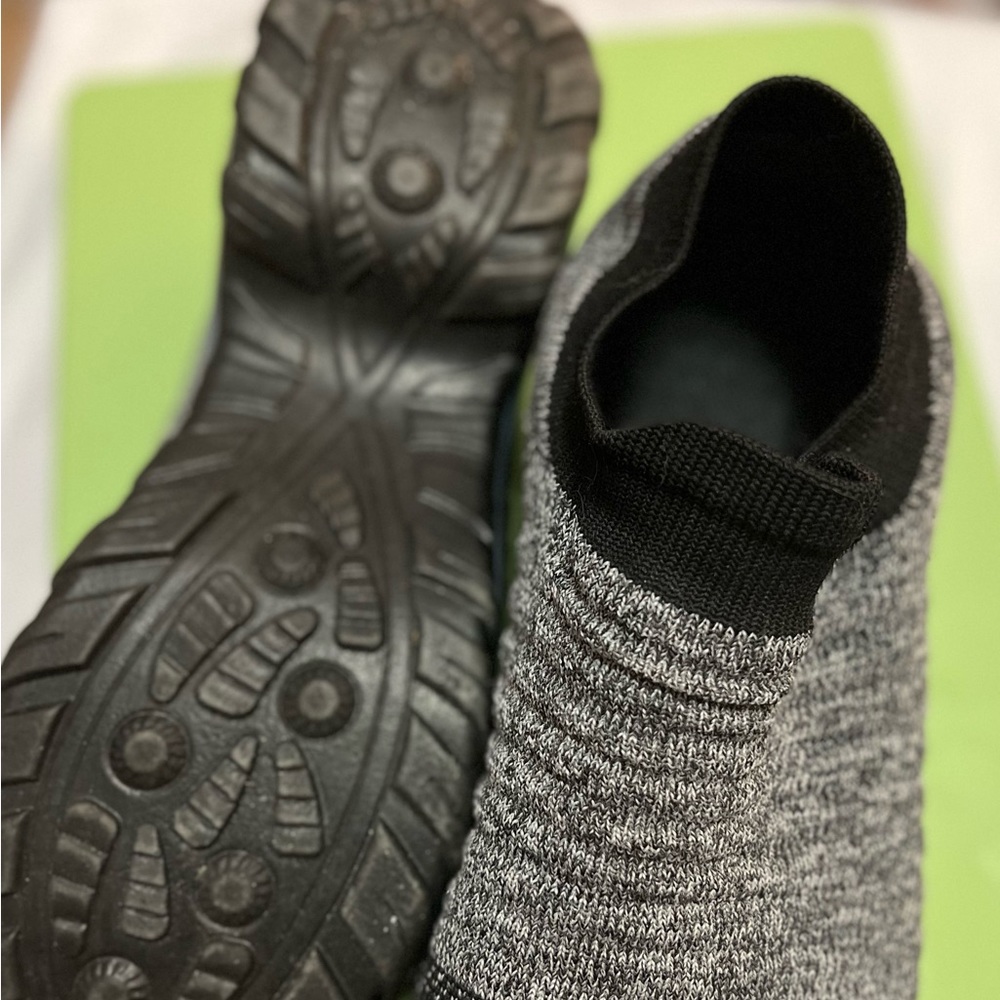 HKR women’s walking shoe non skid sole with arch support size 10